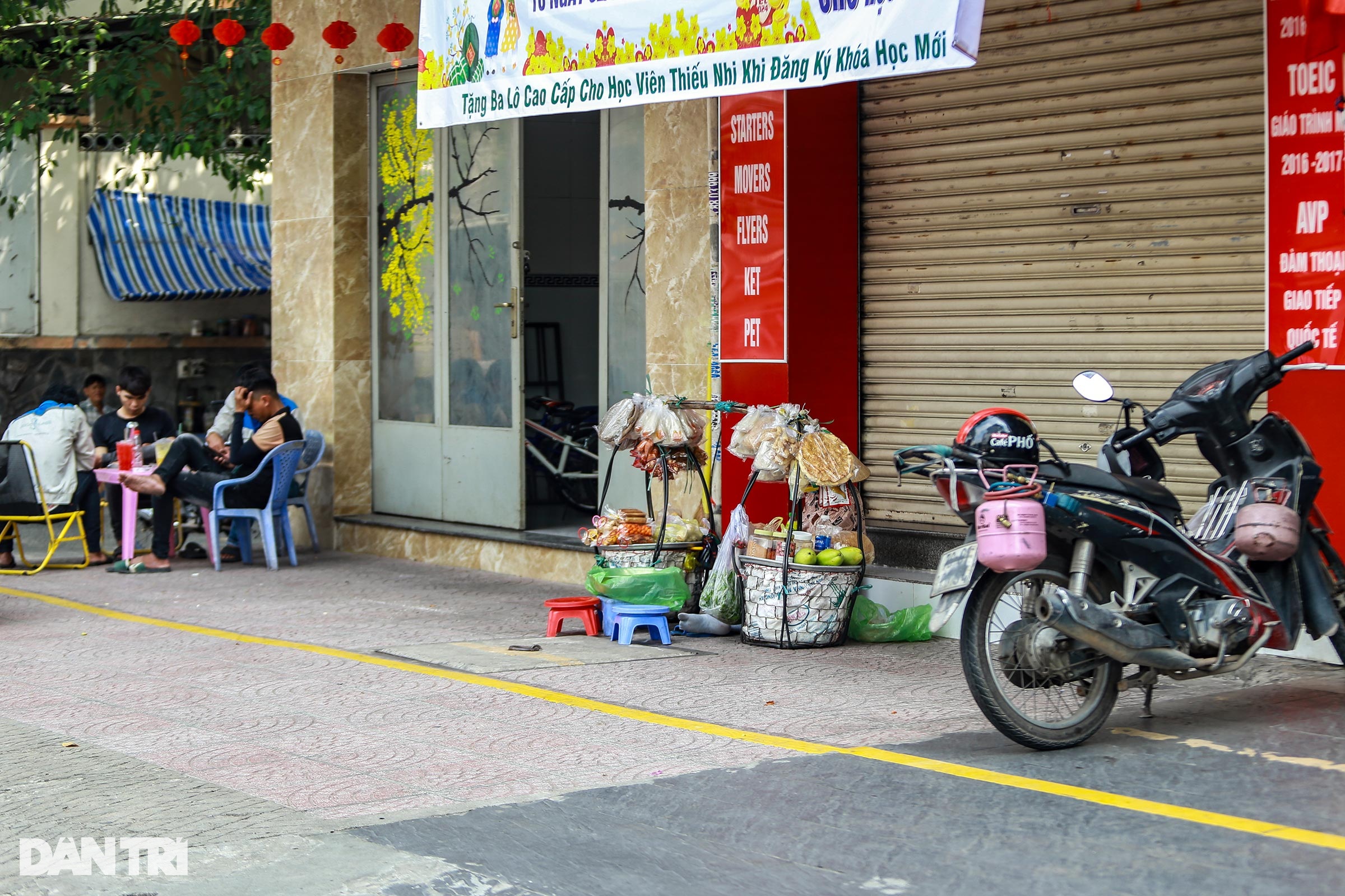 Người bán rong ở TPHCM không nằm trong diện được đóng phí sử dụng vỉa hè? - 3