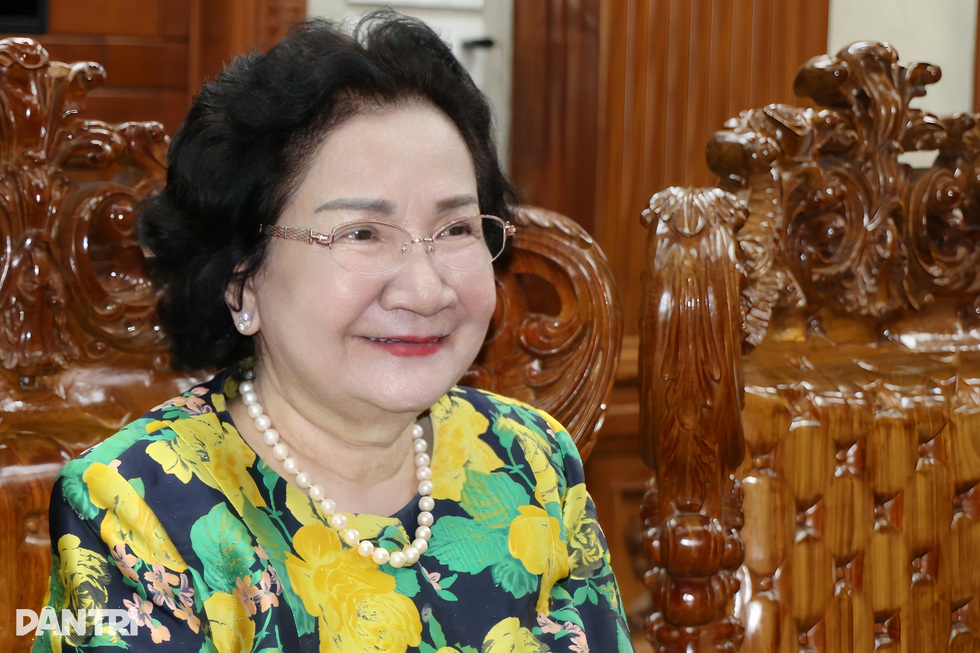 Nữ tỷ phú chưa học hết lớp 5 với cơ ngơi nghìn tỷ giao cho... người dưng - 1 Nữ tỷ phú chưa học hết lớp 5 với cơ ngơi nghìn tỷ giao cho... người dưng - 1