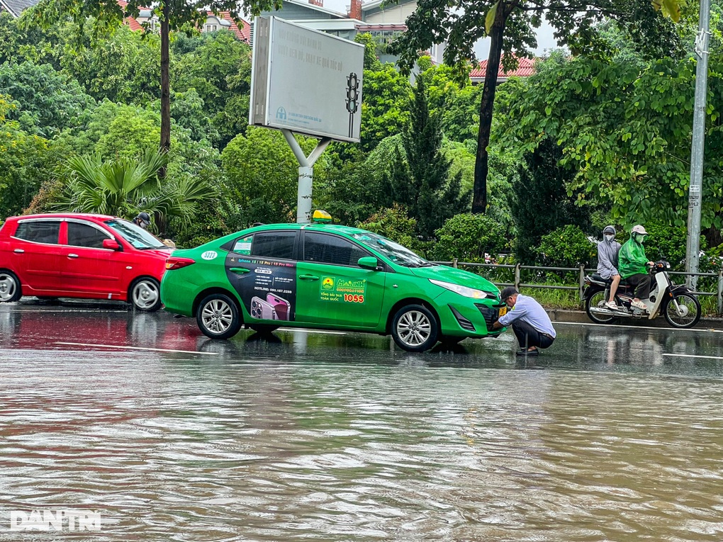 Hà Nội: Mưa lớn ngày cuối tuần, hàng loạt ô tô chết máy - 4 Hà Nội: Mưa lớn ngày cuối tuần, hàng loạt ô tô chết máy - 4