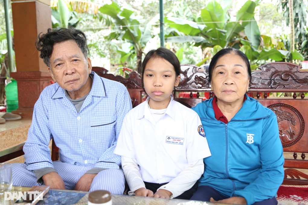 Lên 4 mất bố, 7 tuổi mồ côi mẹ, cô học trò nghèo chênh vênh giữa đời - 1 Lên 4 mất bố, 7 tuổi mồ côi mẹ, cô học trò nghèo chênh vênh giữa đời - 1