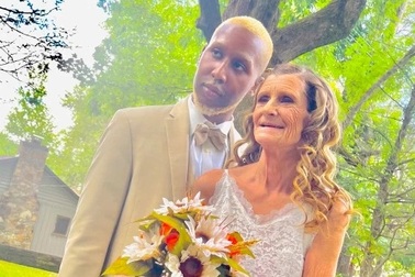 Chàng trai 24 cưới vợ hơn 37 tuổi