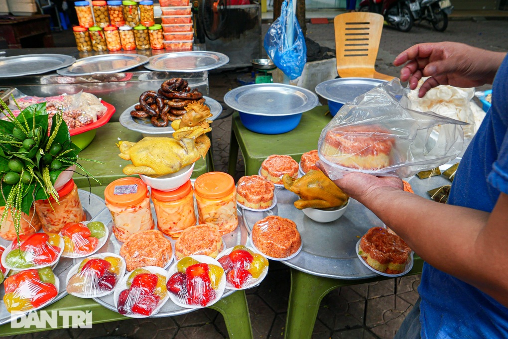 Tết Đoan Ngọ: Tiểu thương bán 2 tạ rượu nếp, hoa quả chốt đơn mỏi tay - 7 Tết Đoan Ngọ: Tiểu thương bán 2 tạ rượu nếp, hoa quả chốt đơn mỏi tay - 7
