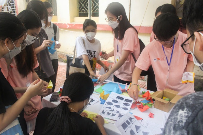 Các bạn trẻ tham gia trải nghiệm nghệ thuật gấp giấy Origami.