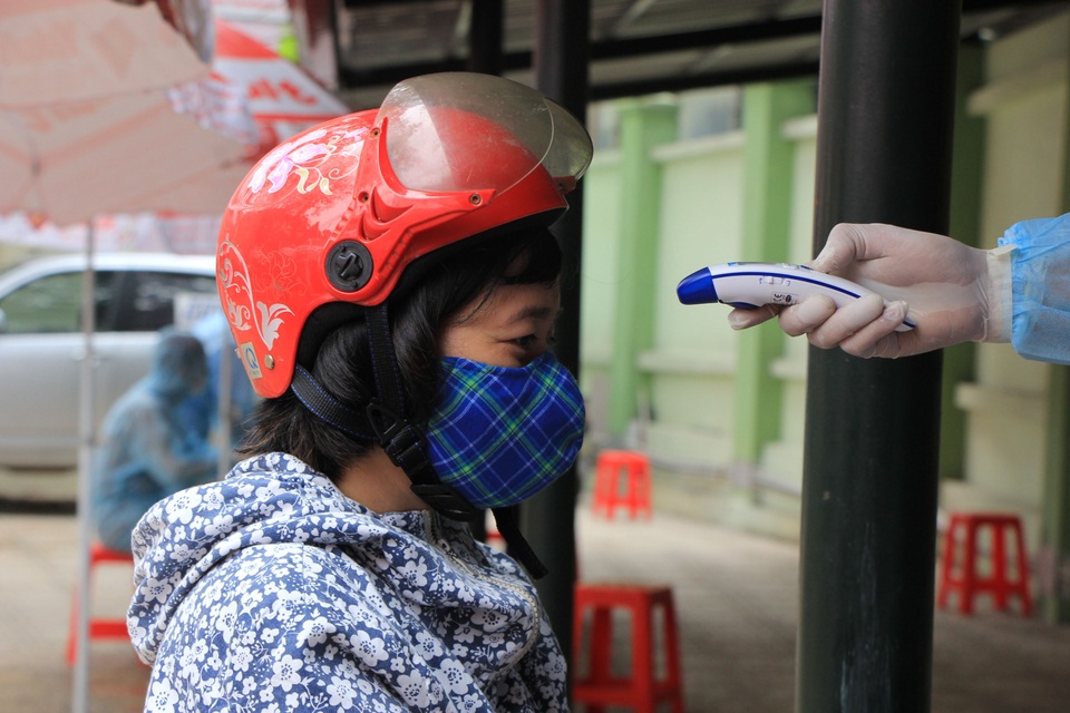 Hà Nội: Lấy mẫu xét nghiệm nhanh Covid-19 150 người tại chợ Ngã Tư Sở - 7 Hà Nội: Lấy mẫu xét nghiệm nhanh Covid-19 150 người tại chợ Ngã Tư Sở - 7