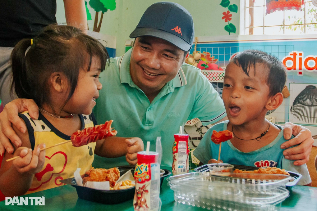 Mang niềm vui về với học sinh Mã Liềng, Quảng Bình - 4 Mang niềm vui về với học sinh Mã Liềng, Quảng Bình - 4