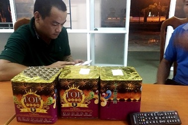 Bắt xe khách chở 108 viên pháo Trung Quốc ngụy trang trong thùng mỳ