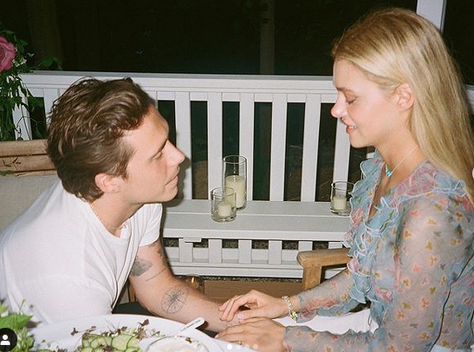 Brooklyn Beckham đưa bạn gái ghé cửa hàng thời trang của mẹ - 6 Brooklyn Beckham đưa bạn gái ghé cửa hàng thời trang của mẹ - 6