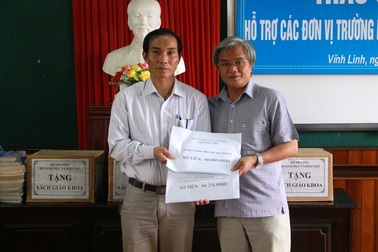 Trao quà hỗ trợ học sinh vùng bị ảnh hưởng của thiên tai, sự cố môi trường