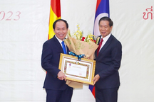 Bí thư Thành ủy Hải Phòng được tặng Huân chương Tự do của Lào