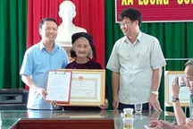 Cụ bà 83 tuổi quyết xin ra khỏi hộ nghèo được tặng Bằng khen