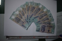 Ông lão bán tạp hóa bóc mẽ 2 thanh niên dùng tiền giả