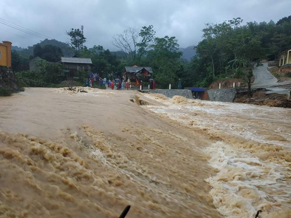 Mưa lớn, nước sông, suối dâng cao khiến nhiều thôn, bản bị cô lập trở lại - 1 Mưa lớn, nước sông, suối dâng cao khiến nhiều thôn, bản bị cô lập trở lại - 1