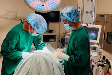 Cụ bà 95 tuổi trúng đạn trong lúc đi nhặt cà phê