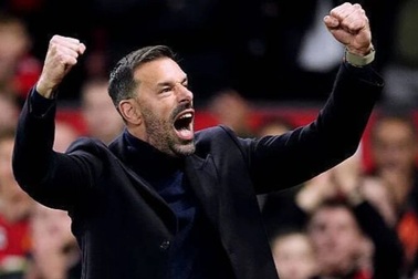 HLV Van Nistelrooy chốt tương lai ở Man Utd