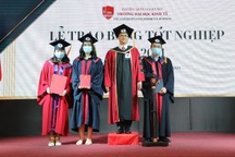 Gần 700 cử nhân, thạc sĩ, tiến sĩ nhận bằng tốt nghiệp online
