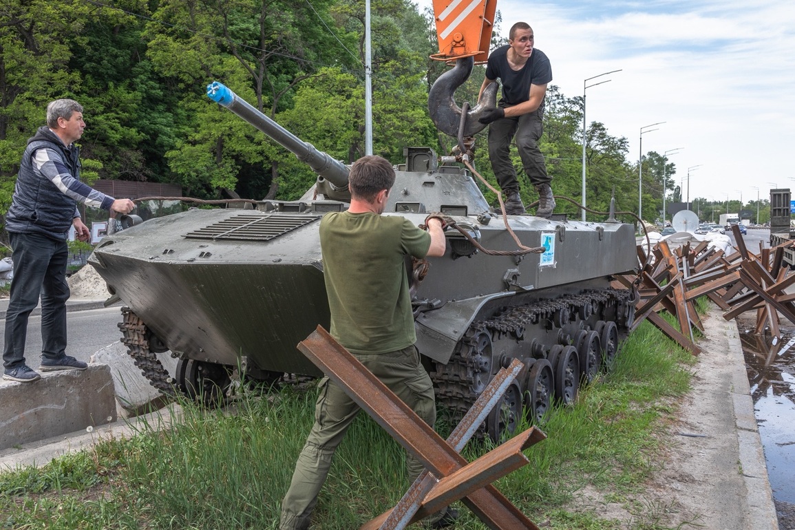 Ukraine từng sử dụng xe thiết giáp trong bảo tàng để phòng thủ Kiev - 2 Ukraine từng sử dụng xe thiết giáp trong bảo tàng để phòng thủ Kiev - 2