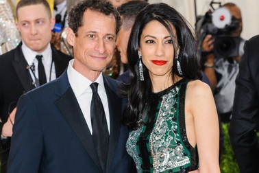 Trợ lý lâu năm của bà Clinton ly thân chồng vì ảnh “nóng”