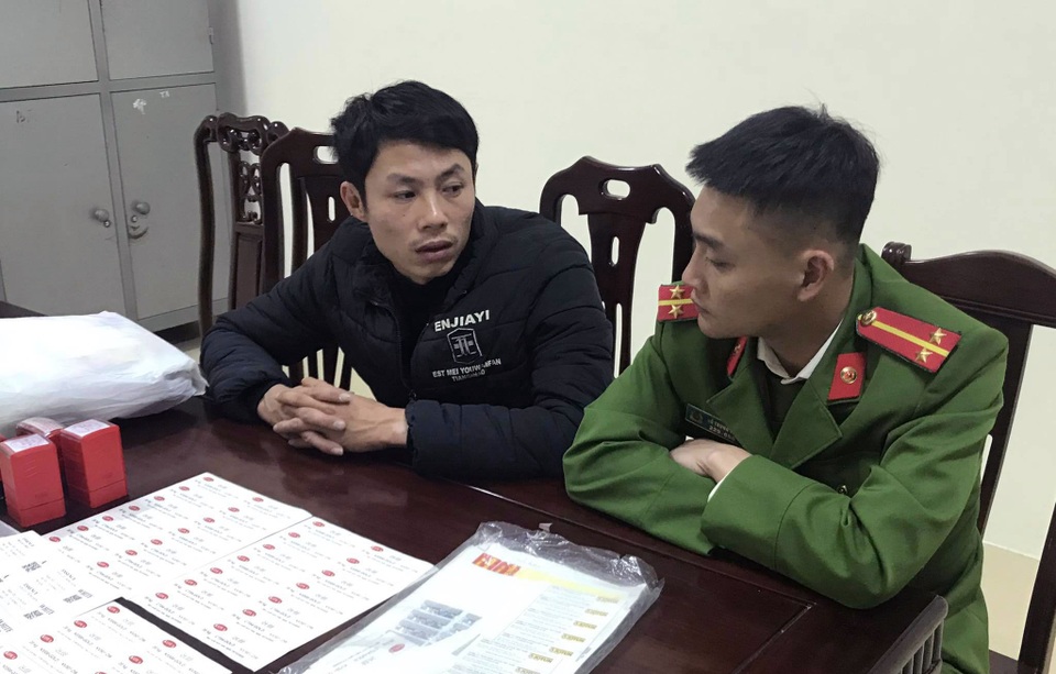 Nhân viên hãng sơn chế sơn giả bán ra thị trường thu lợi nửa tỉ đồng - 1 Nhân viên hãng sơn chế sơn giả bán ra thị trường thu lợi nửa tỉ đồng - 1