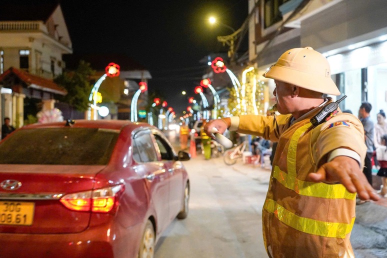 CSGT Hà Nội xuyên đêm ứng trực bảo đảm an toàn giao thông dịp lễ Noel