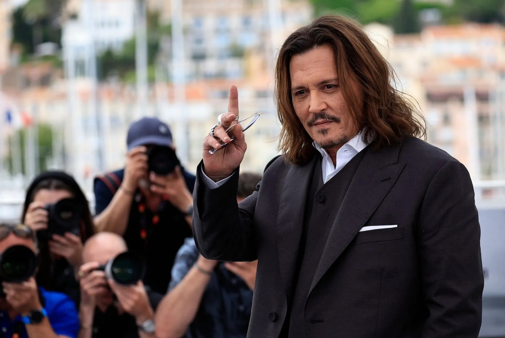 Johnny Depp transformed at age 60: Lose weight, look handsome, live a quiet life - 5