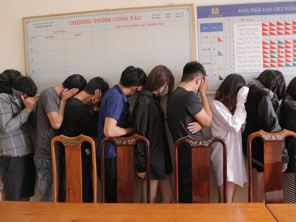 Bắt quả tang 11 thanh thiếu niên sử dụng ma túy đá trong khách sạn - 1 Bắt quả tang 11 thanh thiếu niên sử dụng ma túy đá trong khách sạn - 1
