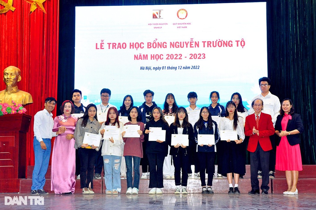 Trao tặng 75 suất học học bổng VNHelp đến sinh viên 6 trường đại học - 7 Trao tặng 75 suất học học bổng VNHelp đến sinh viên 6 trường đại học - 7