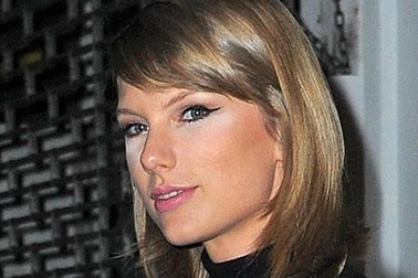 Taylor Swift dính “thảm họa” trang điểm