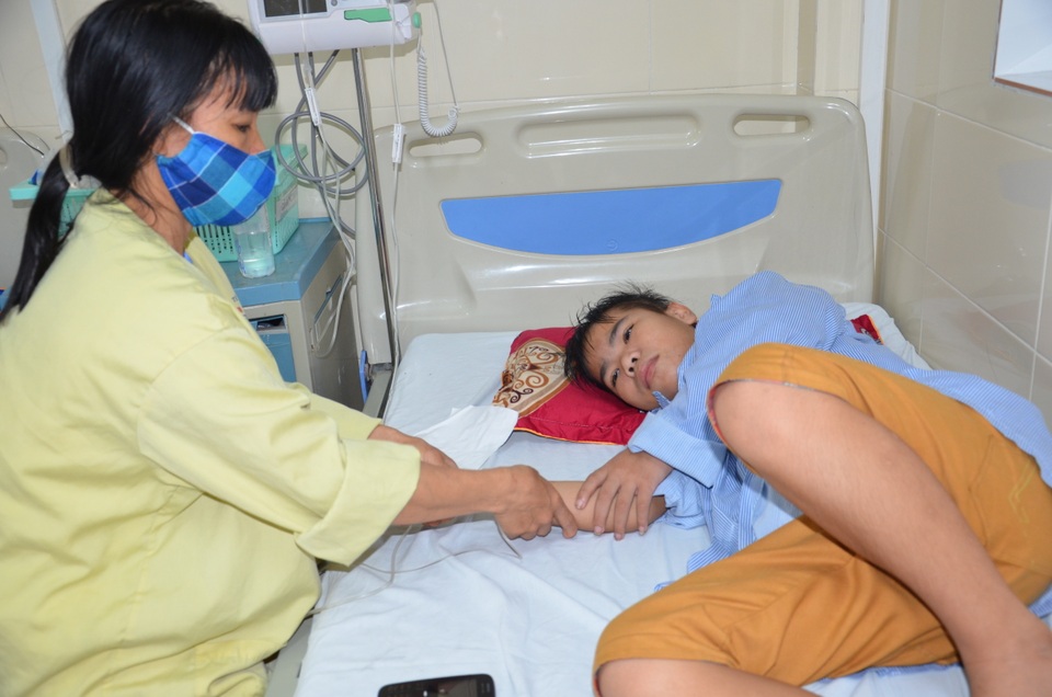 Bạn đọc Dân trí giúp đỡ góa phụ nghèo xin cứu con trai hơn 100 triệu đồng - 3 Bạn đọc Dân trí giúp đỡ góa phụ nghèo xin cứu con trai hơn 100 triệu đồng - 3