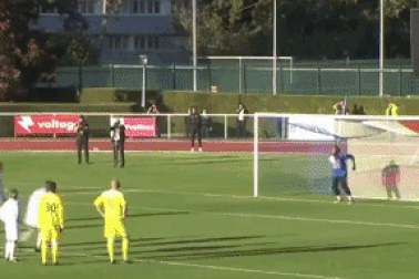 Tổng thống Pháp lăn xả trên sân bóng, sút phạt đền chính xác