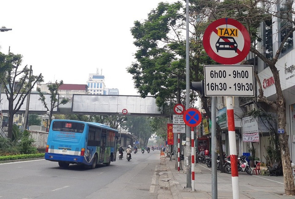 Hà Nội khôi phục biển cấm taxi trên 10 tuyến phố - 1 Hà Nội khôi phục biển cấm taxi trên 10 tuyến phố - 1