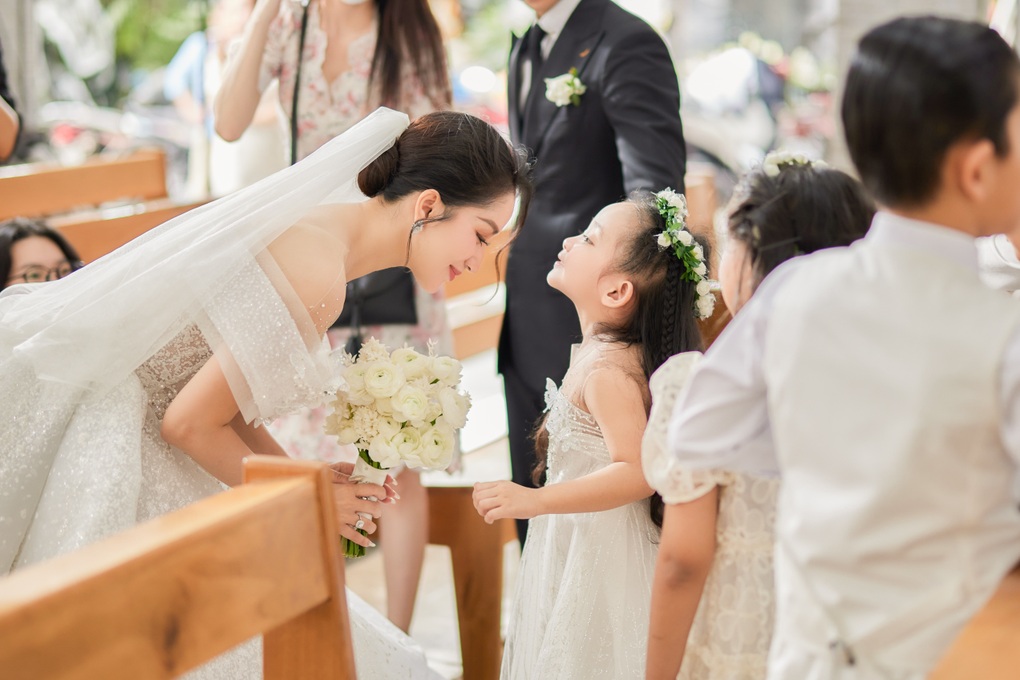 Con trai 7 tuổi có cử chỉ gây xúc động tại lễ cưới Khánh Thi - Phan Hiển - 5 Con trai 7 tuổi có cử chỉ gây xúc động tại lễ cưới Khánh Thi - Phan Hiển - 5