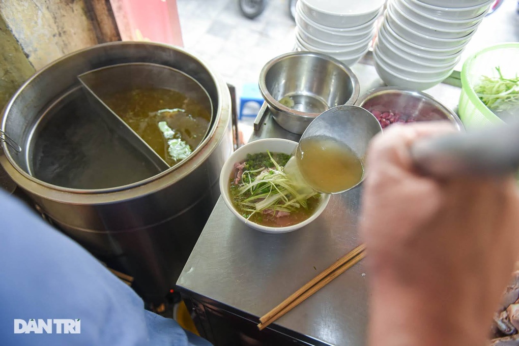 Những quán phở Hà Nội giá chỉ bằng nửa phở Thìn, khách đông nườm nượp - 4 Những quán phở Hà Nội giá chỉ bằng nửa phở Thìn, khách đông nườm nượp - 4