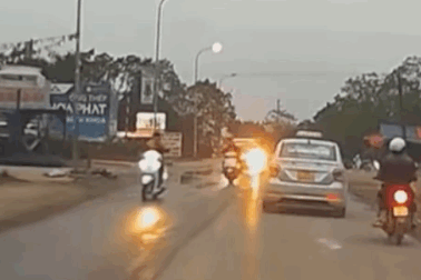 Người đi xe máy suýt mất mạng vì kiểu luồn lách thường gặp