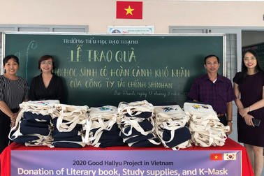 Shinhan Card tặng sách và dụng cụ học tập tại Việt Nam