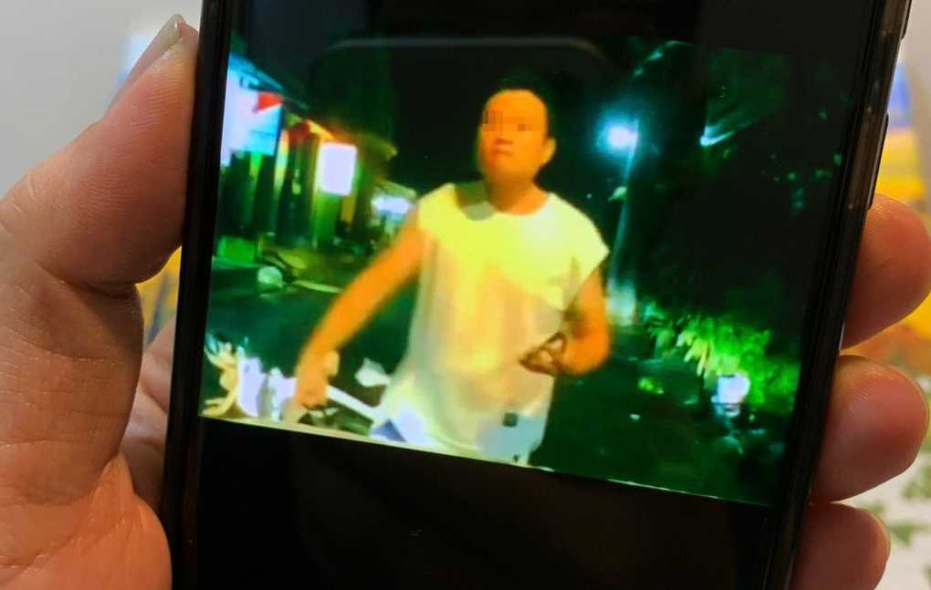 Người đàn ông khai lý do thoát y, khiêu khích tài xế ở TPHCM - 1 Người đàn ông khai lý do thoát y, khiêu khích tài xế ở TPHCM - 1