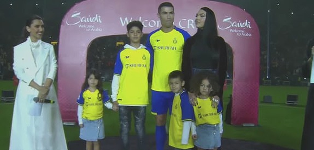 C.Ronaldo tuyên bố bất ngờ trước hàng vạn khán giả Saudi Arabia - 5 C.Ronaldo tuyên bố bất ngờ trước hàng vạn khán giả Saudi Arabia - 5