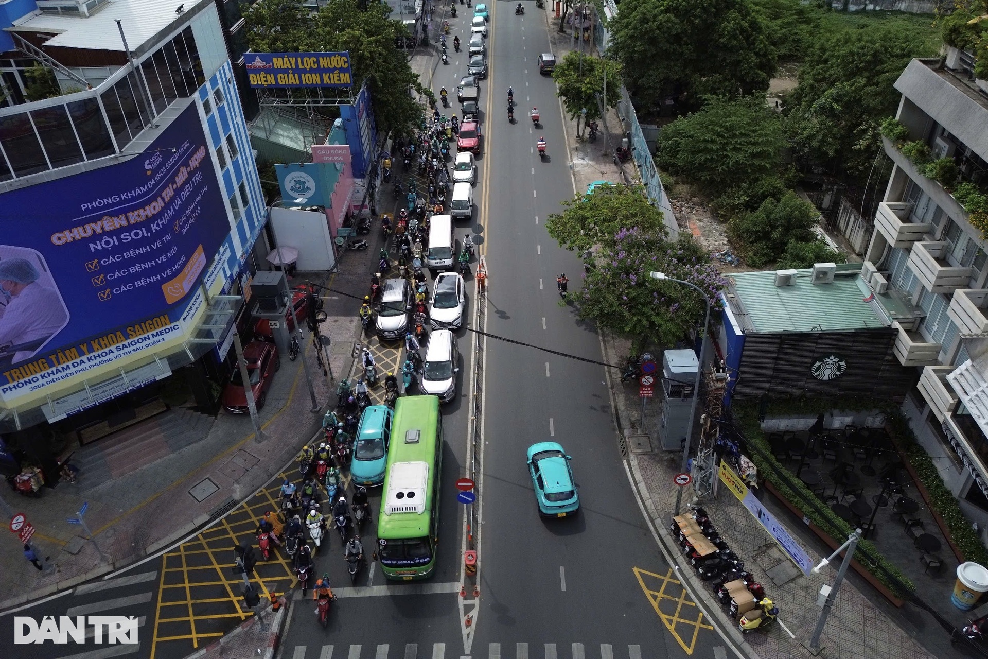 Bất chấp vi phạm giao thông, nhiều người dừng xe trên vạch mắt võng ở TPHCM - 5 Bất chấp vi phạm giao thông, nhiều người dừng xe trên vạch mắt võng ở TPHCM - 5
