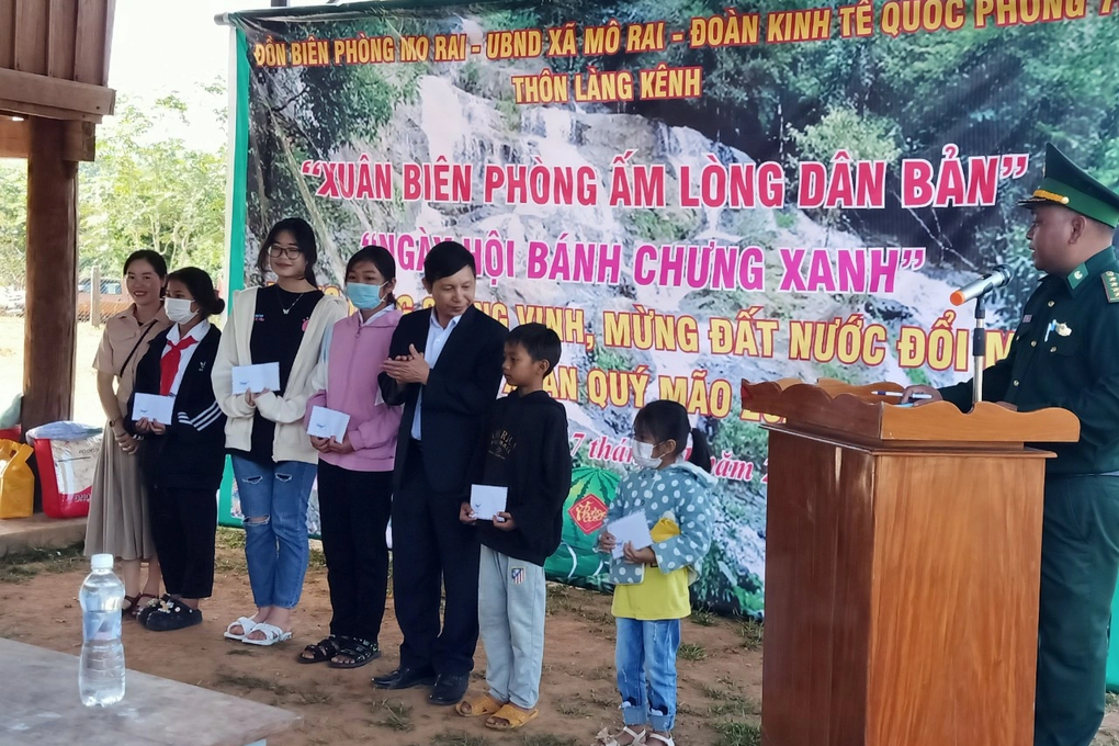 Tết ấm áp của đàn con nuôi biên phòng - 4 Tết ấm áp của đàn con nuôi biên phòng - 4