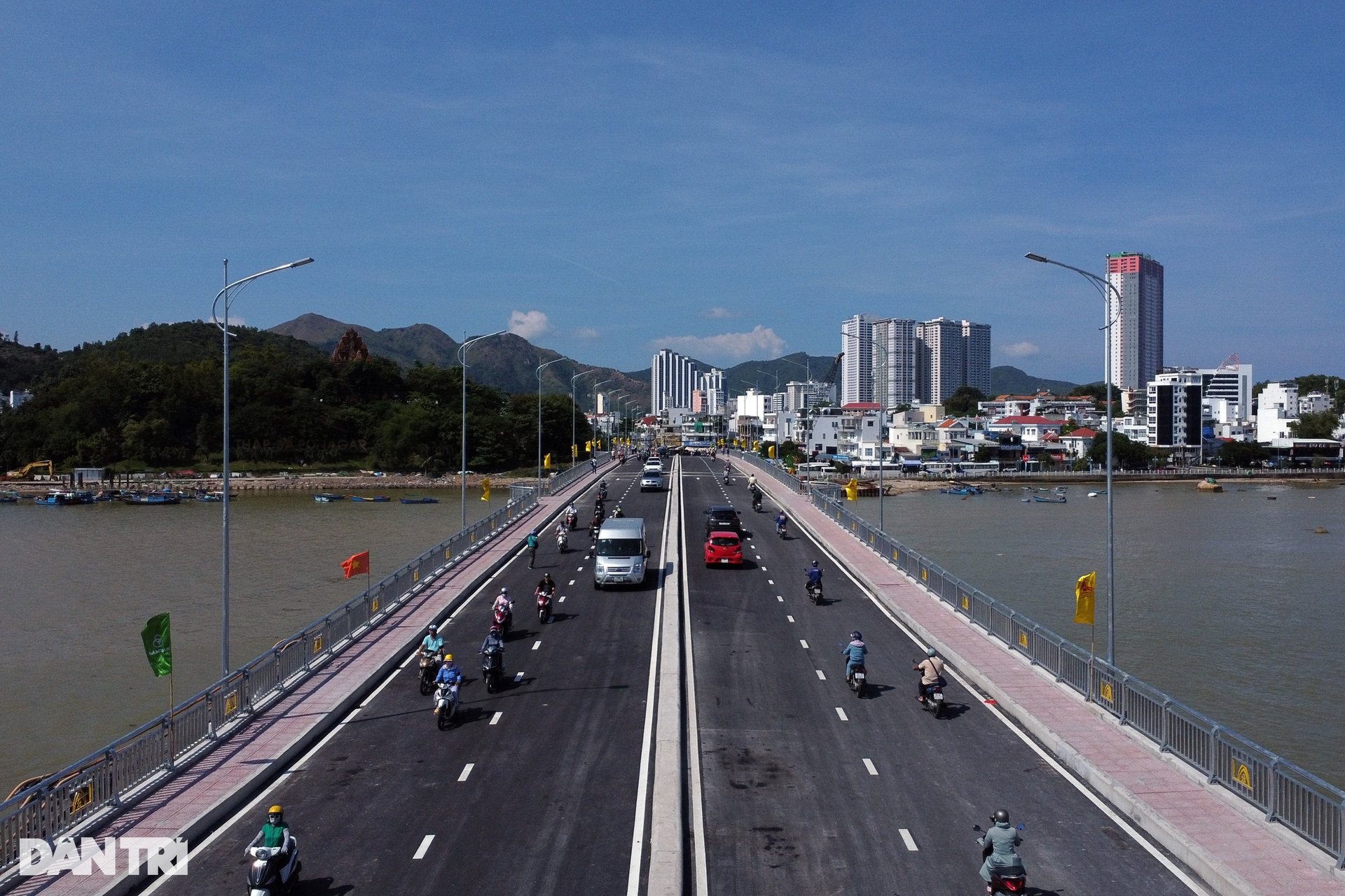 Thông xe cây cầu 250 tỷ đồng chạy qua trung tâm thành phố Nha Trang - 4 Thông xe cây cầu 250 tỷ đồng chạy qua trung tâm thành phố Nha Trang - 4