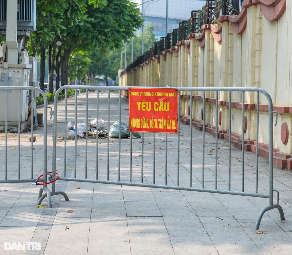 Hà Nội: Lắp hàng loạt trụ đá trên vỉa hè để ngăn chặn ô tô dừng, đỗ - 9 Hà Nội: Lắp hàng loạt trụ đá trên vỉa hè để ngăn chặn ô tô dừng, đỗ - 9