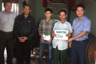 Trao hơn 67 triệu đồng tới người cha có 2 đứa con "thập tử nhất sinh"