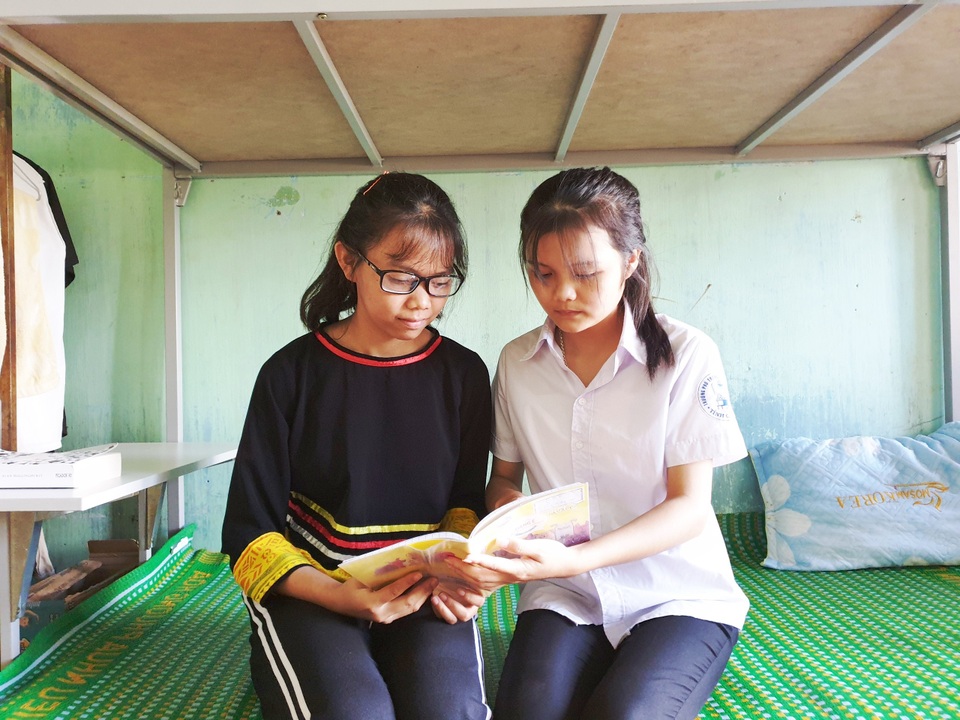 Bị mù một mắt, nữ sinh Jrai nỗ lực vượt khó để trở thành cô giáo tiếng Anh - 1 Bị mù một mắt, nữ sinh Jrai nỗ lực vượt khó để trở thành cô giáo tiếng Anh - 1
