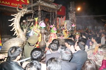 Kinh hoàng giẫm đạp, cướp lộc sau giờ Khai ấn đền Trần