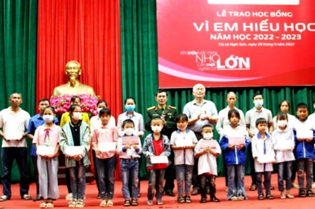 Hàng trăm học sinh nhận học bổng Vì em hiếu học - 2 Hàng trăm học sinh nhận học bổng Vì em hiếu học - 2