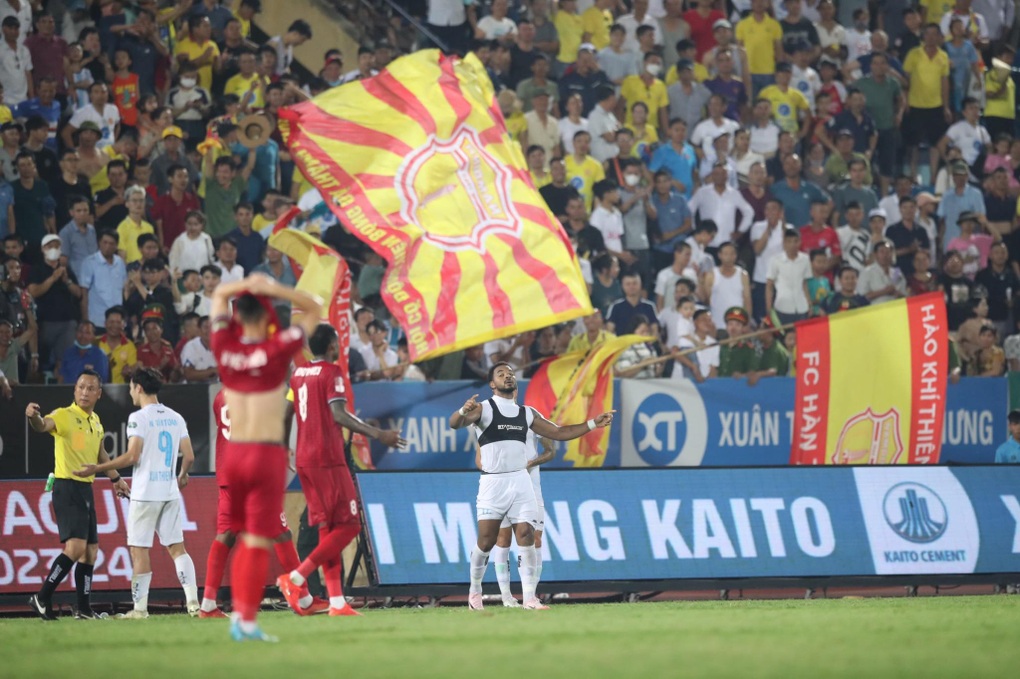 Thắng nghẹt thở Hà Tĩnh, CLB Nam Định tiến gần ngôi vô địch V-League - 3 Thắng nghẹt thở Hà Tĩnh, CLB Nam Định tiến gần ngôi vô địch V-League - 3
