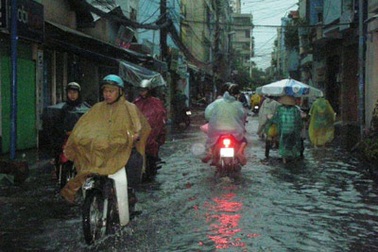 Mưa lớn kèm giông, sét đe dọa các tỉnh phía Nam