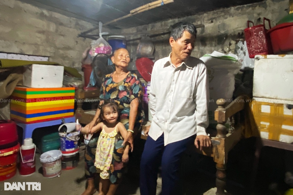 Chồng mù, vợ suy tim ở trong lô cốt cũ gần nửa đời người - 1 Chồng mù, vợ suy tim ở trong lô cốt cũ gần nửa đời người - 1