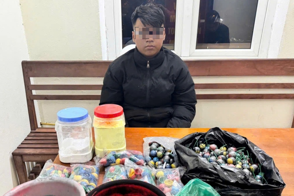 Con chế tạo pháo, mẹ bị mời lên làm việc - 1 Con chế tạo pháo, mẹ bị mời lên làm việc - 1