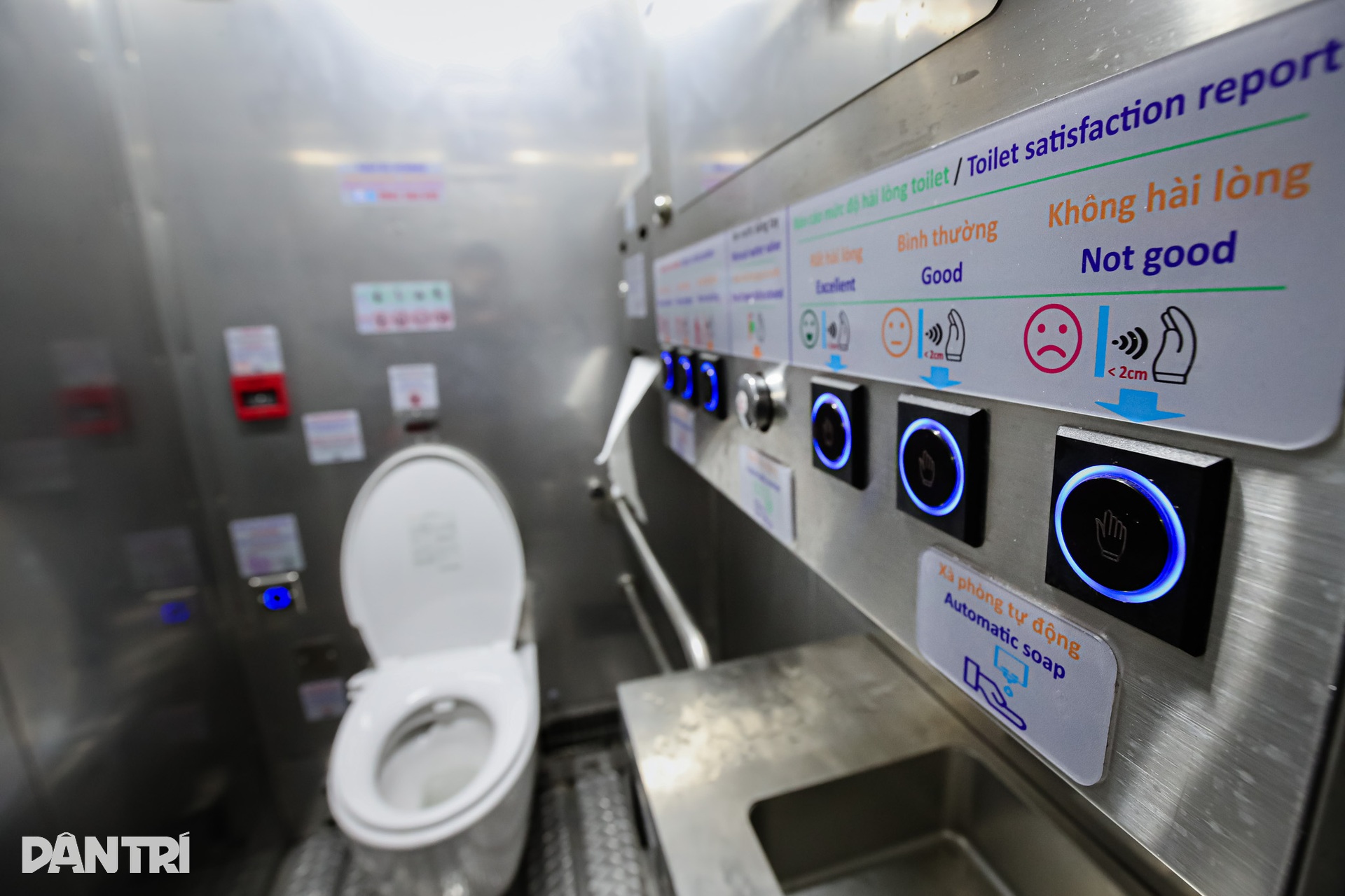 Cận cảnh những nhà vệ sinh công cộng trên các khu đất vàng ở TPHCM - 4 Cận cảnh những nhà vệ sinh công cộng trên các khu đất vàng ở TPHCM - 4