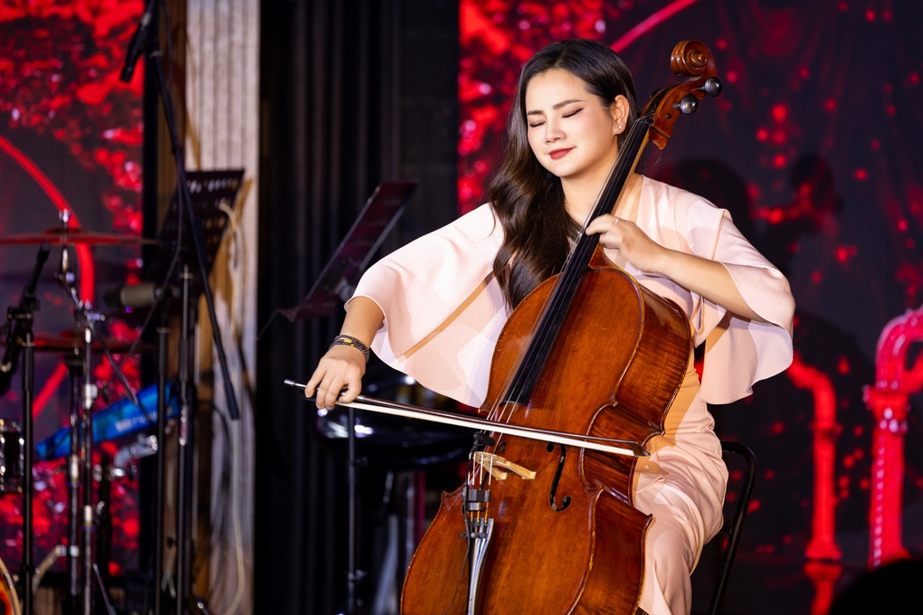 Nghệ sĩ Hà Miên gửi gắm tâm tư qua tiếng đàn cello - 1 Nghệ sĩ Hà Miên gửi gắm tâm tư qua tiếng đàn cello - 1